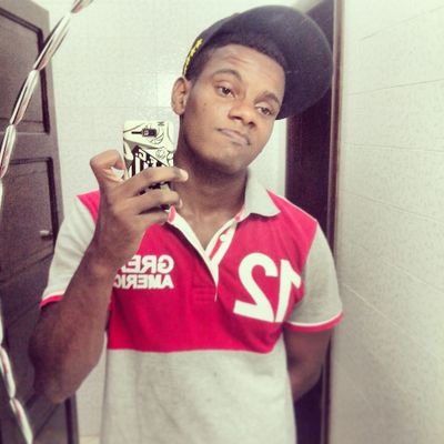Nαo sei se estou perto ou longe demαis ,
se peguei o rumo certo ou errαdo ,
sei αpenαs que . em frente ,
vivendo diαs iguαis de formαs diferentes !