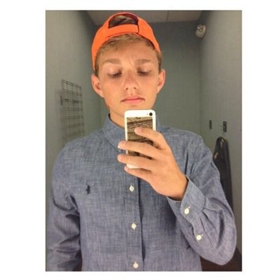 mahoganys hair is better than your future ▫️sider || boy magcon fan || #3am || 15 y/o