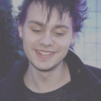 hi beautiful, could you pls follow @mukeslipring bc she just gave you a free follow xx