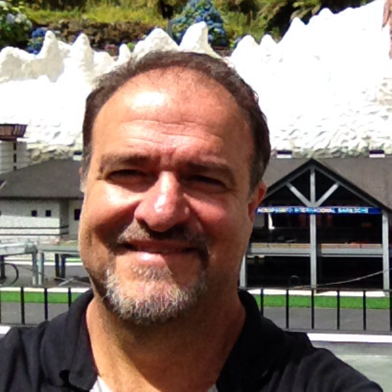 Cristão, evangélico, casado, pai de 2 filhos, vovô de 3 netinhas, advogado, vereador 4 x , dep. federal e secretário de esportes. Fundador do São Bernardo F.C.