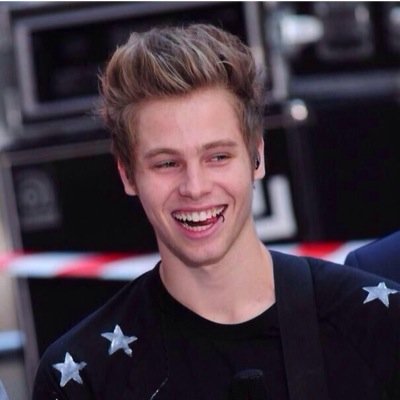 hi guys! if you could follow @weyheykylie that would be great :) i love all of you! THANK YOU MUCH LOVE Xxx