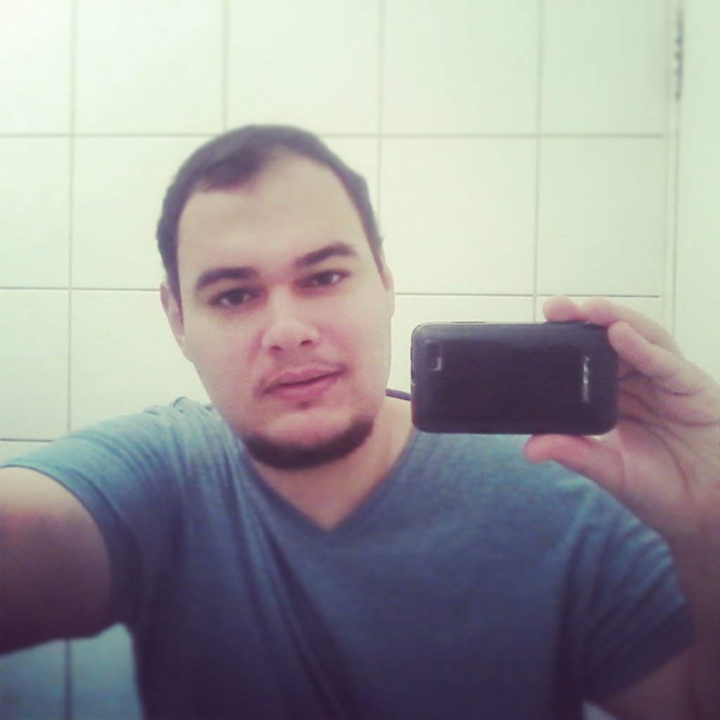 Estudante de Letras/ Desenho. Futuro Escritor/ Quadrinista. Nerd nas horas vagas.