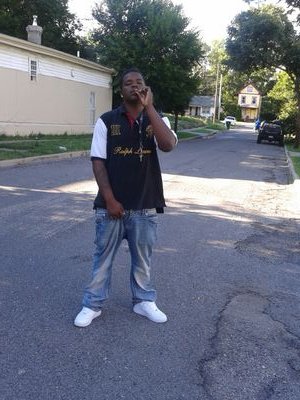 Nigga dont worry bout me!! Follow me doe! 12-22-13 Ion start nun i cant finish and if yuh try me bae got da mac!!!