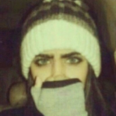 انا فتاه عنننيده ججدآآ، في بعض الاممور واثقه ججدآ من نفسسي ،ابد لايعجبني العجب، وايضضا لا احب ان يرتفع صوت أحد عليّ