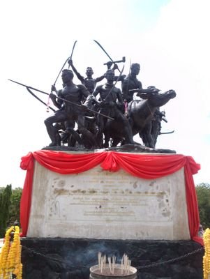 เกิดที่บ้านบางระจัน  จังหวัดสิงห์บุรี