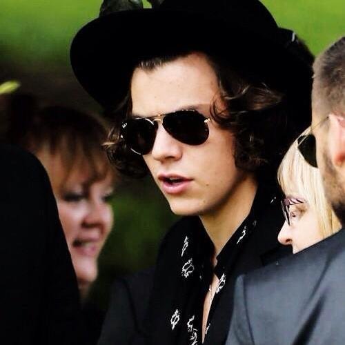 Harry is the light of my life, so I made this acc to vote the boys.  #keepsmiling you are beautiful xx