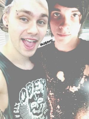 AlexRUpdates's profile picture. dad followed and retweeted. thanks dad