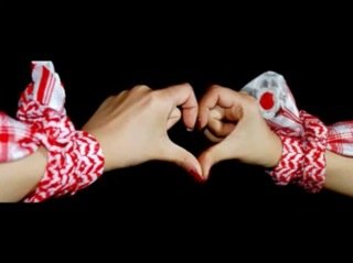 مجتمعي الشعبي تحًكم بعاداتي وشخصيتي الخارجيه.. ولكن شخصيتي الداخليه ( تدعي المثليه ( Gay .. فكوني شعبي لايعني باني قذر فالنظافه عنواني ... وسيم ..رجأنا الجاد بس
