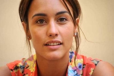 18.Con la muerte de mis padres,  mis tíos se hicieron cargo de mandarme a un internado. No me querian, yo a ellos tampoco.  Habitación 210.