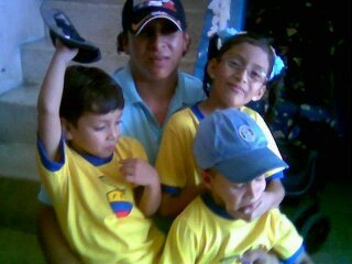 naci en chone manabi me trajeron a guayaquil a los 5 años y desde entonces vivo en esta ciudad que me ha dado muchas cosas incluso a las personas que mas amo