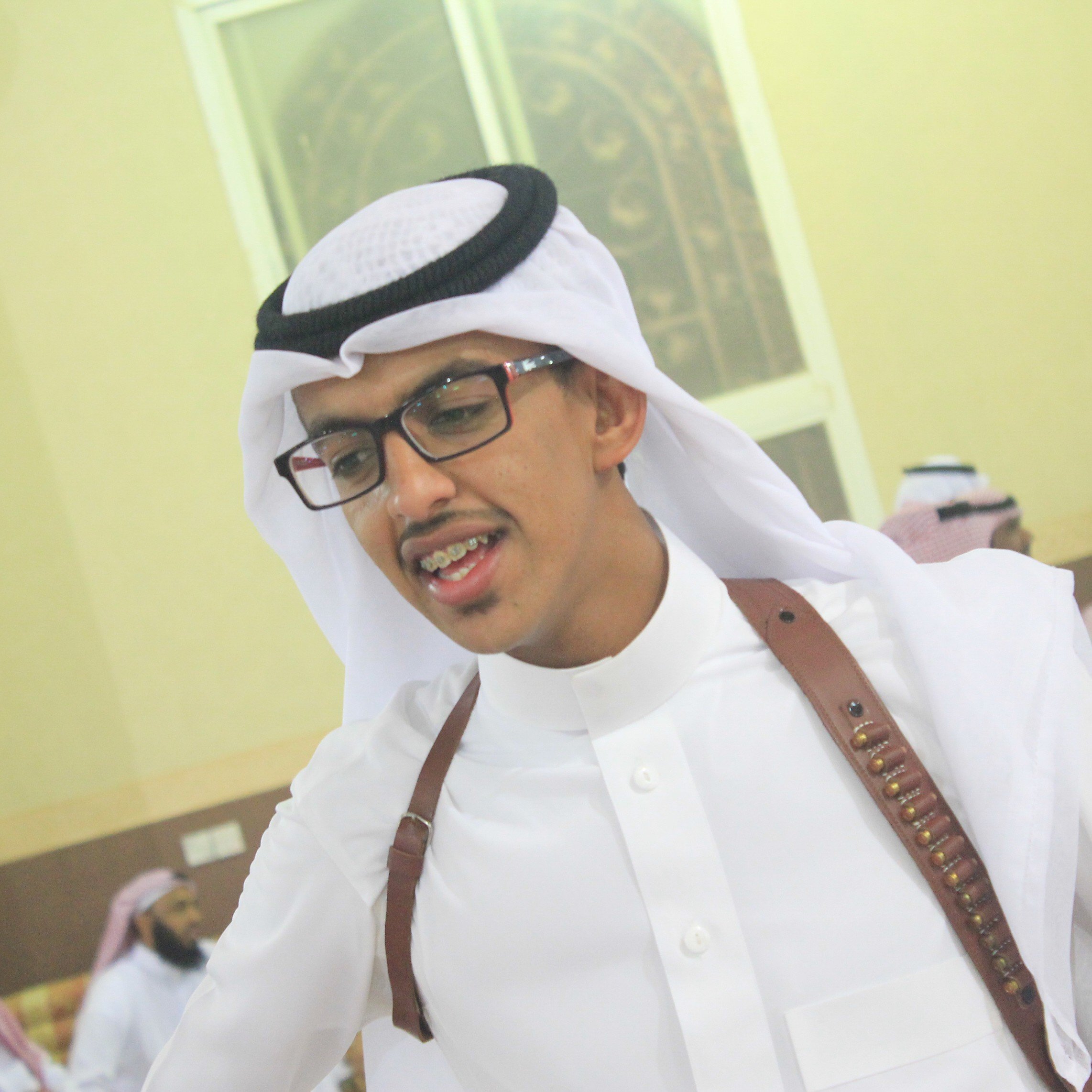 لَسّتٌ كَاتِبَا فِي الحٌبِ ولا مَرِيضََ بِ الفِرَاق اعّشَقٌ الكِتَابَات الحَزِينَه ولَسّتٌ دَائِمَا حَزِين...