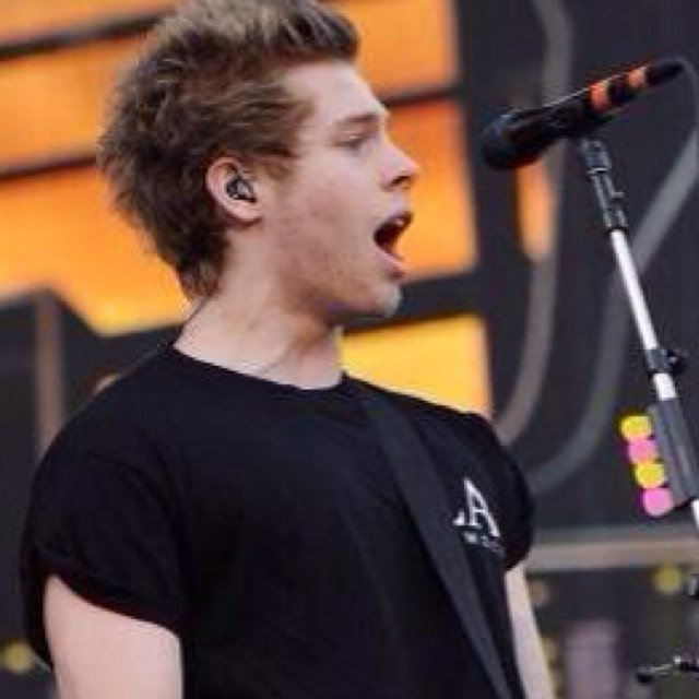 follow @5sosfollowalarm for follow updates and dms :)
