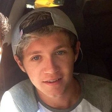 follow @93derbyniall omg