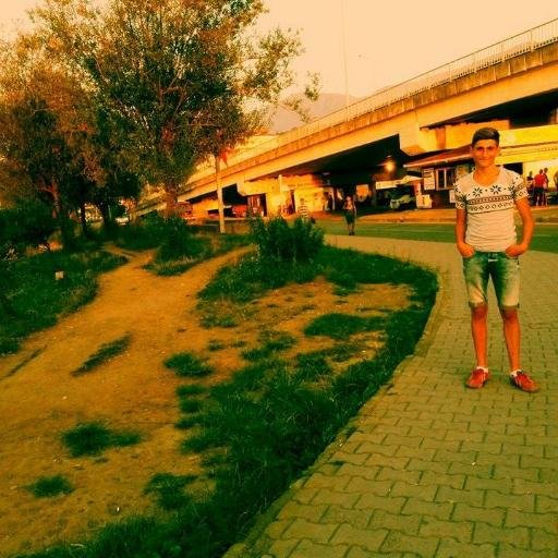 Bir sürü dostunun içinde elbet düşmanların olacak ama unutma ki, Onca düşmanın içinde belki seni dostun vuracak.