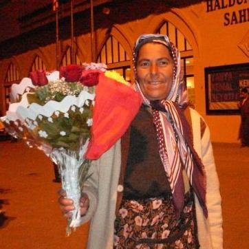 Evet ben sevgili gördüm mü yapışan. Erkeğin cebinde ki son parasını Allah rızası için alan çok mu çok tatlı teyzenizim 3
