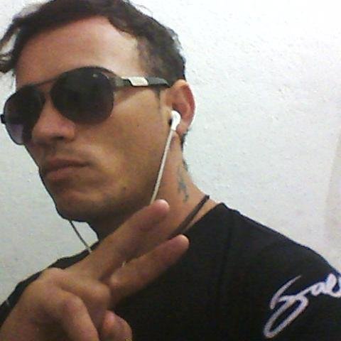 25 ANOS, SOLTEIRO E ARTISTA PLÁSTICO. GRADUANDO: DIREITO. PAIXÃO: CULTURA E ARTE. EDUCADO AO EXTREMO; AMO LER, ESCREVER E INVENTAR COISAS E CANTAR, DISCUTIR...