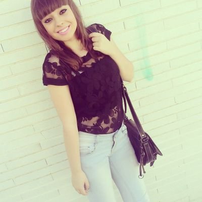 Algun dia alguien estrará en tu vida y entenderas por que otros no se quedaron , nada es para siempre el café se acaba , el humo se disipa y la gente cambia .