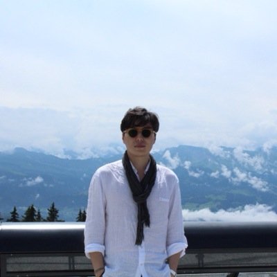 두 번째 영화를 만들기 위해 호시탐탐 기회를 노리는 감독이자 작가. 
영화과에서 학생들 울리는 선생.