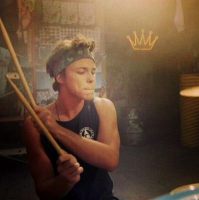 Shy #Alone #Single Musician. #HitMeUp for a starter ;) ~Ashton