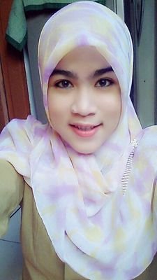 SMAN 1 Pandeglang 2009,
 Akademi Kebidanan 'Aisyiyah Banten 2012,
 Universitas Muhammadiyah Tangerang D IV Bidan Pendidik 2013.
 Bidan di RSB Permata Ibunda.