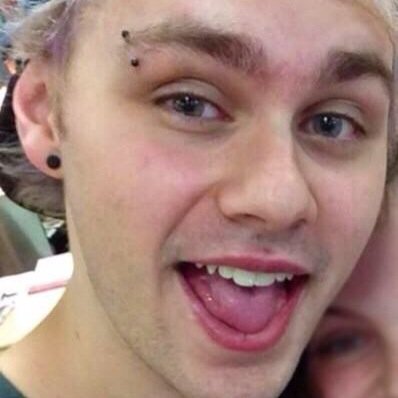 THIS ISA FREE FOLLOW FROM @MAGICALMVKE . I FOLLOW BACK EVERYONE PLEASE FOLLOW IM SO CLOSE TO GOAL
