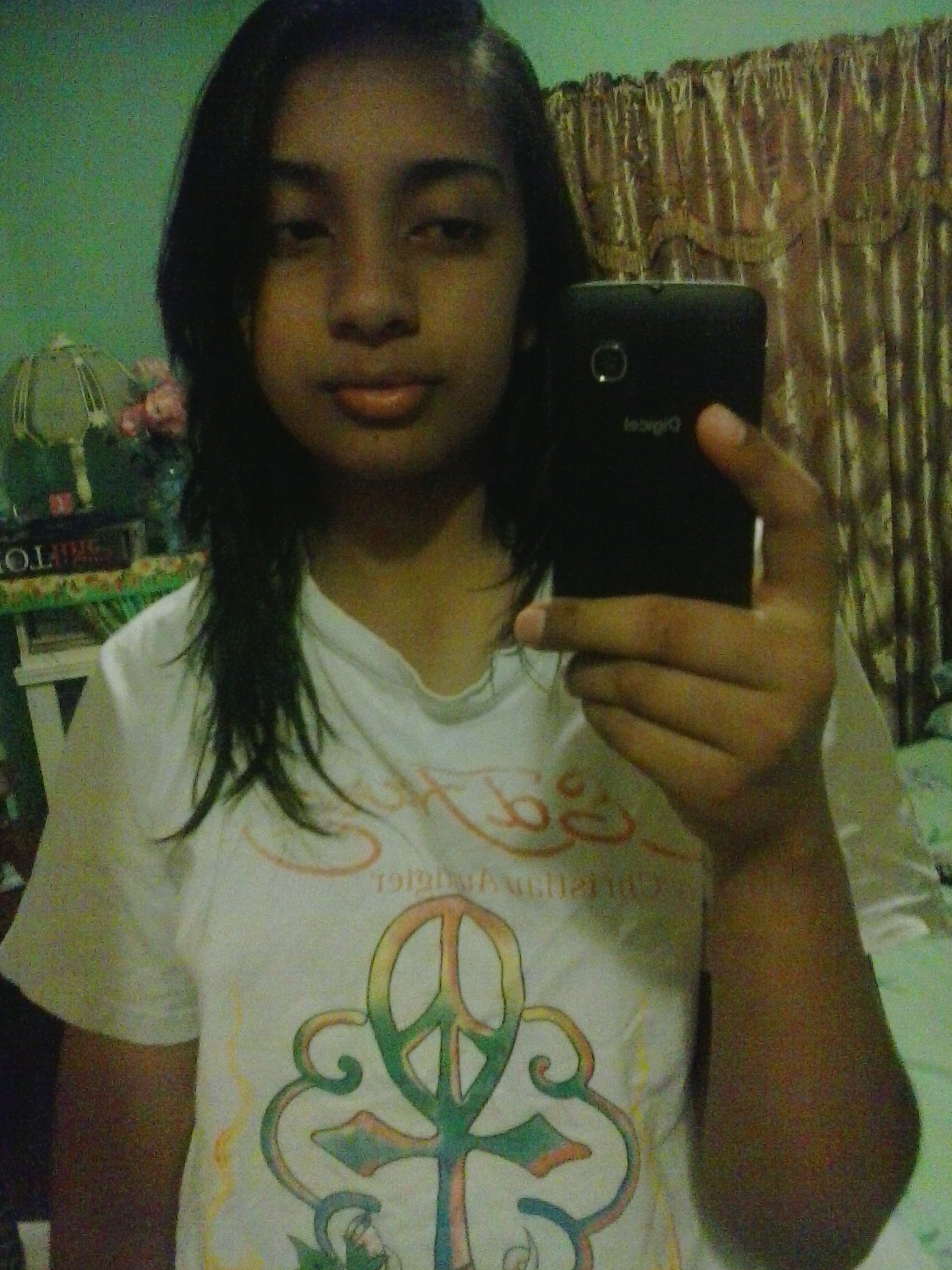 im 17 years n live in Trinidad loves Linkin park, fall out boy, 5 seconds of summer