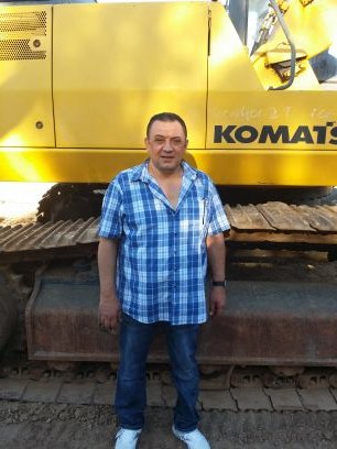 i am emad farg work in earth moving equipment loader dozer excavator caterpillar and komatsu