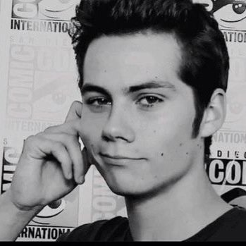 ♡ Follow @ClaraBartram and @CuddleWLou, because we gave you a free follow ♡