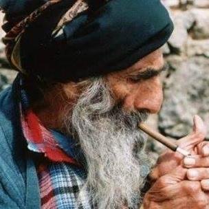 Şair, Yazar, Prof., Mühendis, Ordinaryus, Gazeteci, Filozof, Bilim Adamı, siyasetçi, sanatçı, Yorumcu değil la değil, tarlada çalışan garip bir çapacıyım.....
