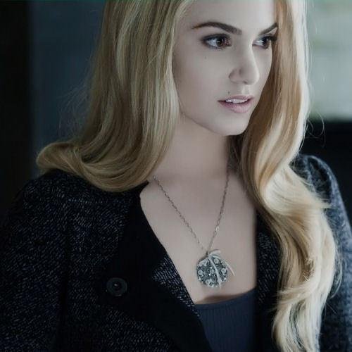 Married to @EmmettCMcCarty. I work as a pediatrics nurse at Forks Hospital. #CullenSagaRP