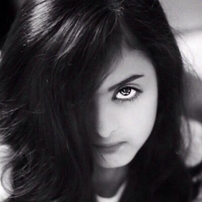 ‏‏أُنثىَ وفيني من شقاوة الأُنثى كثير ..لكّن لي من إسّمي نصيِب بلًسم ع الجَرح مثل( الشــهد )يبرى،،،،،،