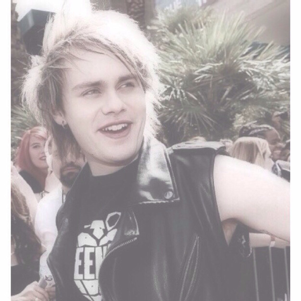 •Heyyy beautiful, could you please follow @LipstickMashton it'd mean a lot and if you already do then ily•