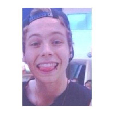 Hiiii. I gave you a free follow, so please follow @StylxsftIrwin i promise i'll follow you back :)