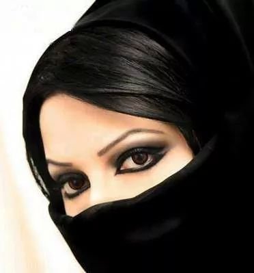 سوف أريكِ كيف تذوب كل خلية من جسدي
حين تشتم  عبق الأنوثة من أنفاسي في روحي  
كيف تهمس شفتاكِ
تطيب جروحي...ممنوع الخاص