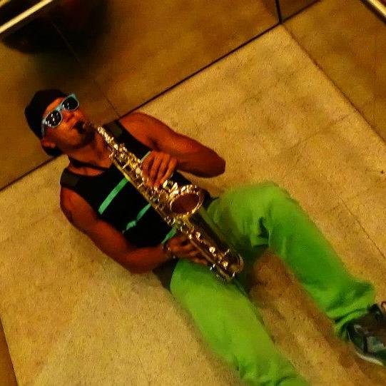Soy un soñador despierto por la musica, porque es mas que un pasatiempo, es mi  pasion, con ella encajo perfectamente en este mundo, sin ella no soy nada!