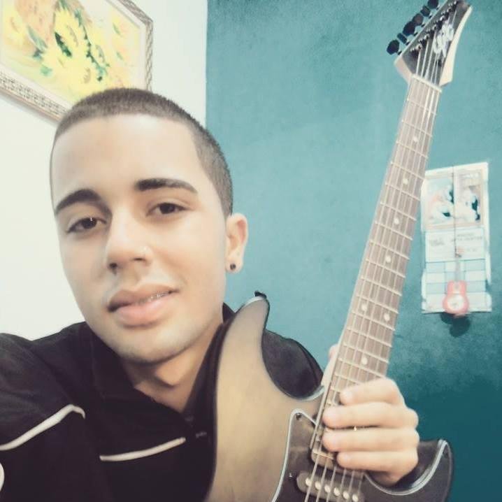 Prazer, Guilherme de Souza Henriques, 21 anos, Corintiano, namorado de Érika Prado Lourenço, apaixonado por pão de queijo e Rock and Roll.