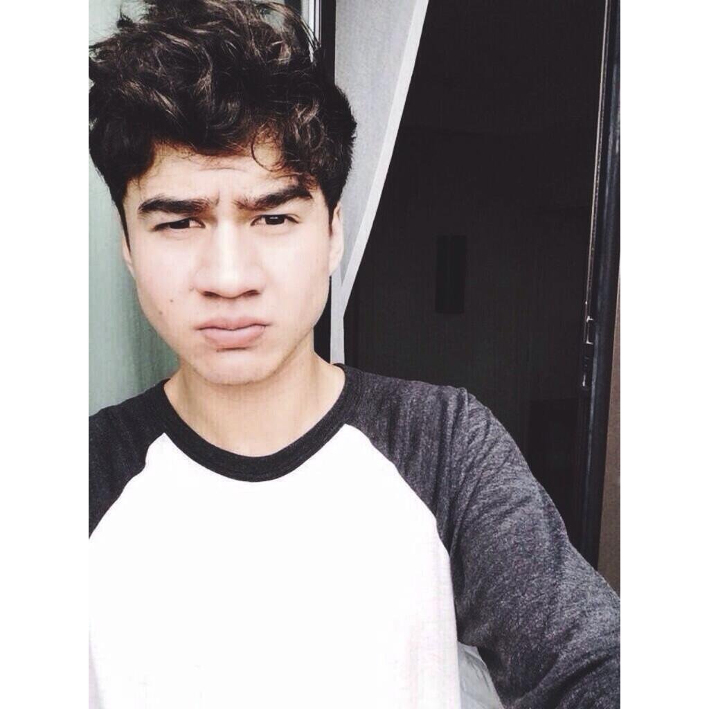 follow @5sosfollowalarm for dms and follow updates :)