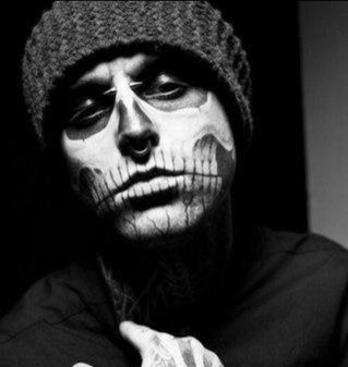 Je suis Severus Rogue, j'ai 17 ans et je viens de la noble maison Serpentard. Prince de Sang-Melés ou Zombie Boy ? C'est comme vous voulez.