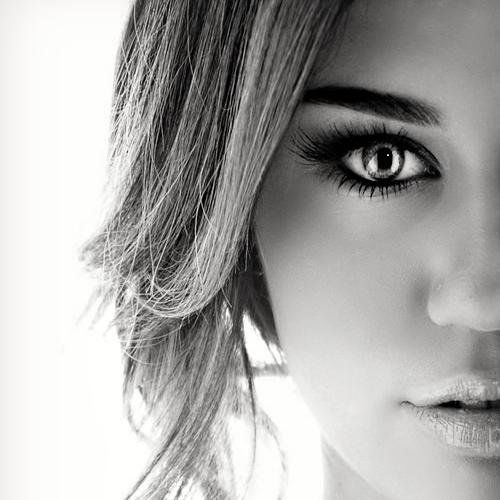 Se ao menos você visse o que eu posso ver
Você entenderia porque eu te quero tão desesperadamente.- One Direction