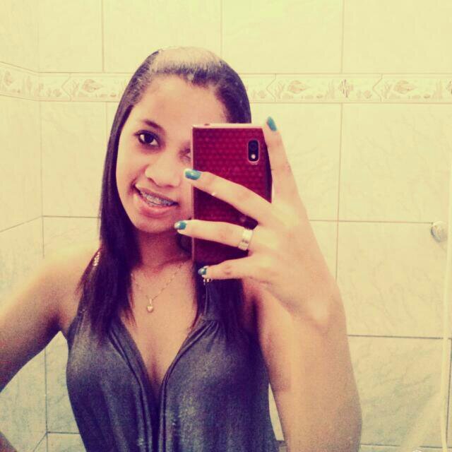 Ela é um posso de qualidade e defeito.  
Instagram: @lehtiicya
16 years 
Corinthiana ♥ Rap ♡ Projota ♡