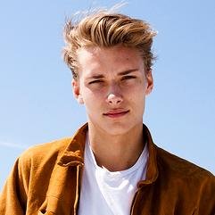 Hijo de Luna Lovegood y Rolf Scamander. Tiene un hermano gemelo, Lorcan.