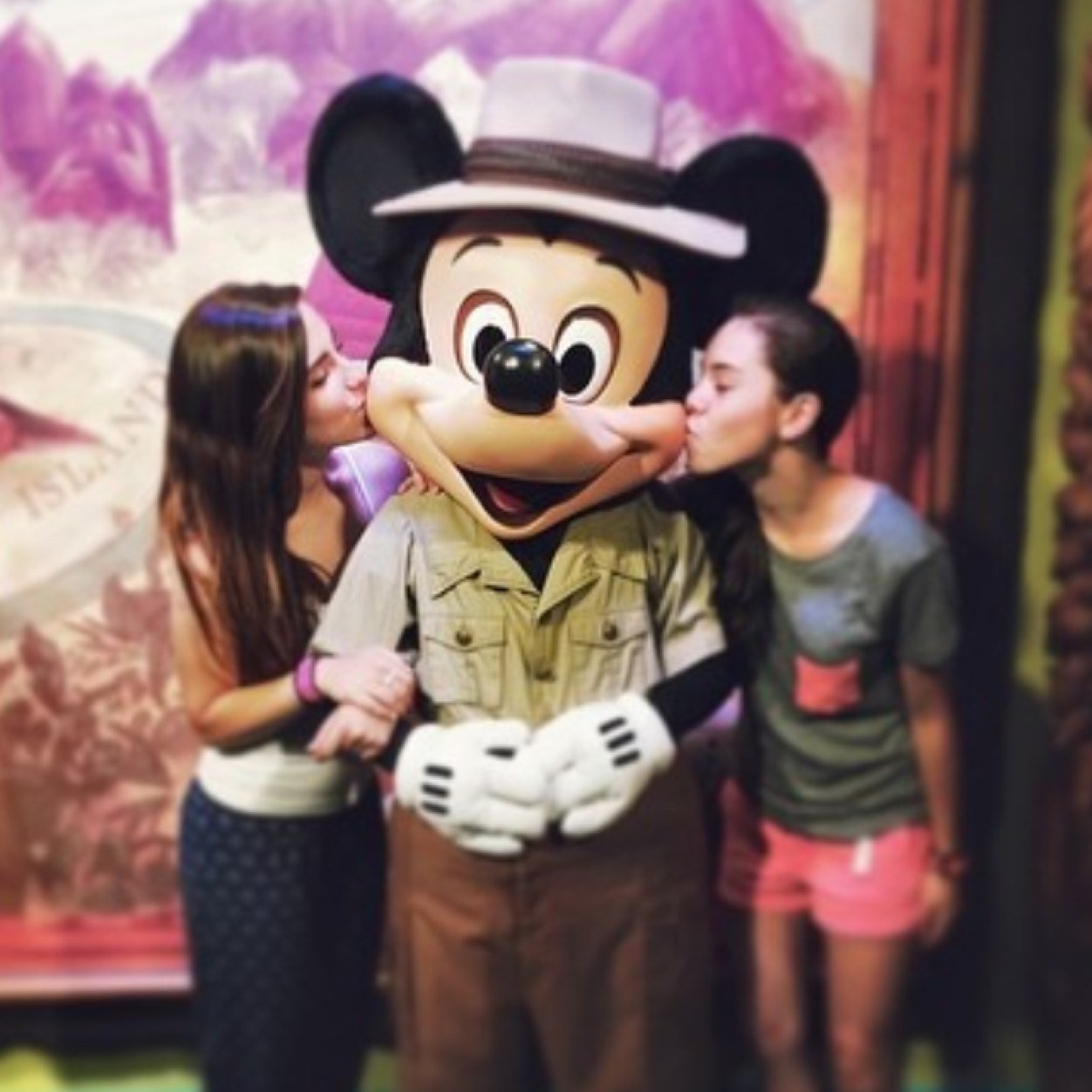 Hola lusers!! Les mando un beso...bueno, un beso no, pero si un saludo a mis fans:) bye perdedores!