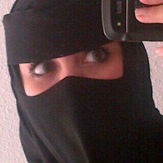 ‏ليس كلُ مِآ أكتبه أعيشة ، ۆلكن هنآك نْصوص گأنهِآ معزوفات إذآ قرٍأتٌهِآ يرفض عقليَ أن يـتجآهِلُهِا )موظفه ف البنك الاهلي ،جده موطني