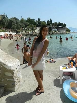 14 yaşındayım kuşadasında yaşıyorum ...valeyboll oynamayı seviyorum.. 3