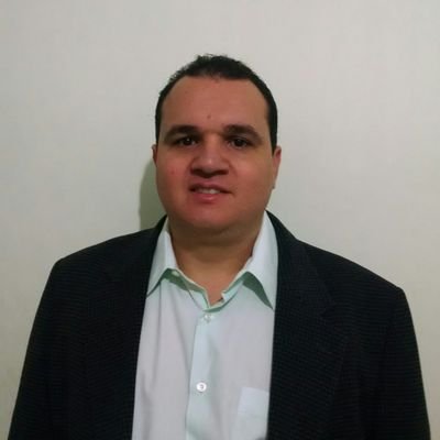Carioca, pai, flamenguista, empreendedor, trader de mercadorias e mercado financeiro através de algoritmos (robôs).
Um experimentador de insanas possibilidades.