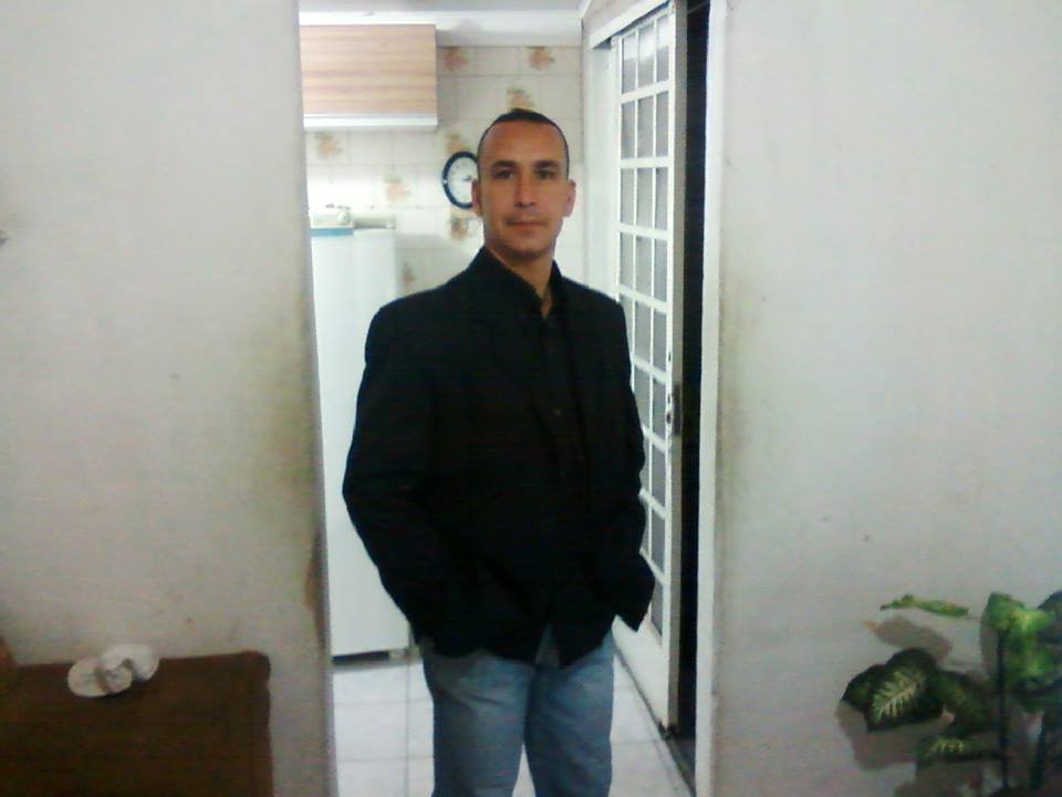 Amo familia, esporte, praia, filme conhecimento e comida.