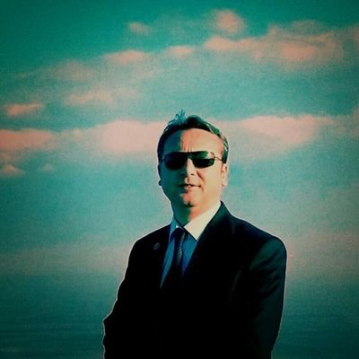 Ne yaparsan yap,nasıl yaşarsan yaşa ama gülebilmek için kimseyi ağlatma ve çıkarların için hiç kimseyi satma!!!