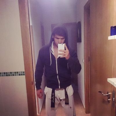 Cabron pleno. Hijo de puta a media jornada, amante de las artes marciales, en especial el Taekwondo. ;)