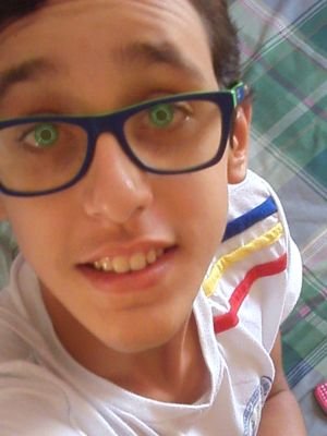 Sou Compositor e Musico .. Estudo e moro com meus pais e irmã. Tenho 14 anos e também gosto muito de tocar violão  e i love music