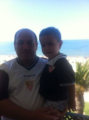 Sevillano, sevillista , enamorado de mi ciudad, sus rincones, su gente y sus costumbres.